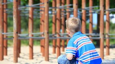 Drama v Bystřici: Chlapce (10) na hřišti vážně zranila petarda!