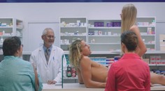 ZAKÁZANÁ REKLAMA PLNÁ SEXU: Mladík před nákupem "testuje" kondomy s přítelkyní!