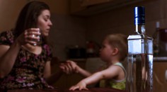 Opilá matka málem upustila batole na zem, zachránil ho strážník