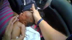 Policista zastavil auto kvůli rychlé jízdě. Zachránil v něm miminko!
