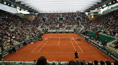 Konec alkoholu na French Open. Fanoušci už přestřelili