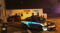Policisté spěchali za zlodějem. Sejmuli auto, co jim zkřížilo cestu