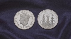 Británie představila nové pamětní mince. Král má na nich tudorovskou korunu