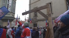 Demonstranti vyhrožovali politikům před Sněmovnou, přinesli i šibenici s oprátkou