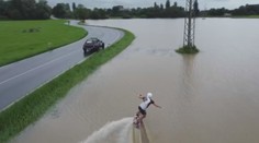Povodně tak trošku jinak: Adrenalinové jízdy na wakeboardu