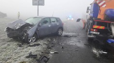 Řidička s dětmi v autě narazila do sypače! Neviděla přes led na okně