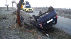 Hustá mlha a namrzlá vozovka. Policie řeší desítky dopravních nehod