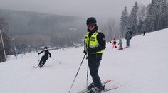Užívají si volno, nebo pracují? Na svazích můžete narazit na policisty