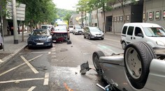 Auto po srážce skončilo v zaparkovaných vozech, druhé na střeše!