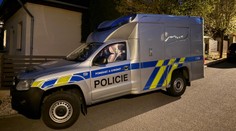 Policejní zásah u Prahy měl skončit střelbou. Jeden člověk je zraněný