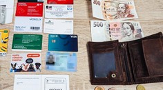 Muž našel v Plzni peněženku naditou penězi. Manželka majitele překvapila strážníky