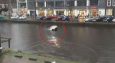 Vůz rychle klesal ke dnu! Uvnitř zůstala žena s dítětem! VIDEO