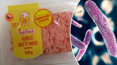 Může číhat i ve vaší lednici! V kuřecím mase objevili nebezpečnou bakterii