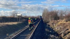 Vlak najel na strom. Stovky lidí musely do další zastávky jít pěšky