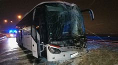Kamion s autobusem se srazily v Praze! Náraz utrhl kabinu