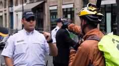 Střelba na Tour! Policisté pálili po agresivním řidiči. Ten jim utekl