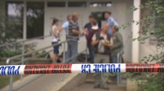 Z domku byla slyšet hlasitá hudba. Pak tam našli zavražděnou ženu