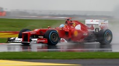 Deštivou a přerušenou kvalifikaci v Silverstone vyhrál Alonso