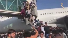 Panika na letišti v Kábulu. Afghánci chtějí pryč, vojáci začali střílet!