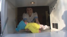 Dítě z babyboxu má nové rodiče, chce ho ale i biologická rodina