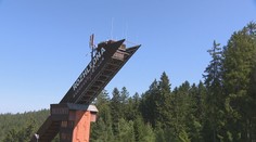 Cestou na rozhlednu Churáňov budete mít pocit, jako byste se chystali na skokanský závod
