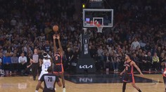 Hráč NBA hodil jeden z nejhezčích košů z půlky všech dob. Ani se z toho neradoval