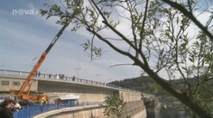 Orlická přehrada vysychá. Lodě musel z vody tahat jeřáb