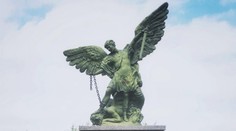 Zloděj chtěl ukrást sochu z kostela. Opilý se vážně zranil o její meč