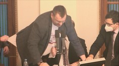 Nadávky i flákanec. Jednání ve Sněmovně byla drsná i dříve