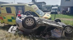 Sanitka převážející pacientku se na Vsetínsku srazila s autem. Pět zraněných
