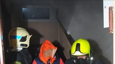 Dům se při požáru zaplnil kouřem, ven muselo 13 lidí a také pes