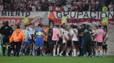 Sedm červených a rvačka na hřišti. Ve slavném derby naplno vybouchly emoce