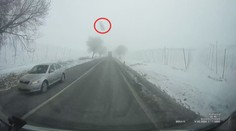 Kus ledu z kamionu prorazil sklo autu v protisměru. Řidiče jen těsně minul
