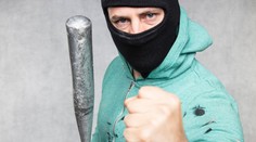 Šokující útok ve večerce: Prodavačka se bránila, muž ji zmlátil pálkou