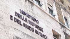 Italský politik zakopl na schodech. Způsobil tím naprostou pohromu