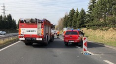Dálnici D7 zablokovala smrtelná nehoda, zemřela spolujezdkyně