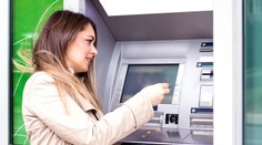 Žena našla v bankomatu 15 tisíc. Hned věděla, jak je použije