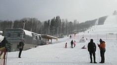 Lyžaři již vyhlížejí letošní sezónu. První skiareály se otevřou o víkendu