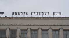 Nádraží v Hradci Králové toho může mnoho nabídnout. Má knihkupectví i kadeřnici