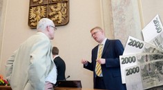 PŘEHLED: Tyto platy a odměny dostávají úředníci na vládě!