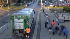 VIDEO: Agresor na ulici napadl učitelku s dětmi. Lidé kolem jen koukali, zasáhl až popelář
