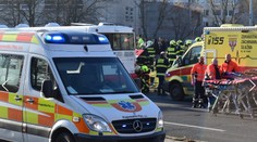 Při srážce autobusů v Praze se zranilo 30 lidí, hlavně dětí!