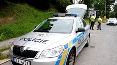 Útok na policii! V Praze našli pod auty zápalné lahve