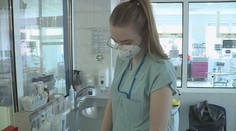 Adéla má před maturitou, v nemocnici teď kvůli covidu dělá dvanáctky