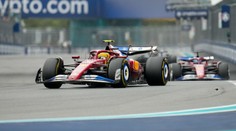Ferrari prováhalo strategii, měnilo pozice obou jezdců. Hamilton byl frustrovaný