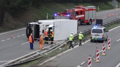 Nehoda na D4 u Dobříše: Řidič převrátil náklaďák na bok