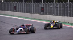 Vulgární gesto v F1. Lawson ukázal Pérezovi vztyčený prostředníček