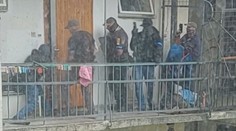 Drogovému dealerovi zaklepala na dveře policie. Začal vyhazovat pervitin z okna