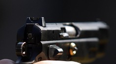 Strážník si hrál v práci s pistolí! Výstřel zranil tři jeho kolegy!