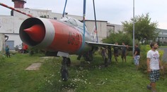 Z Prahy do Ostravy se stěhuje stíhačka MIG 21, veze se kamionem